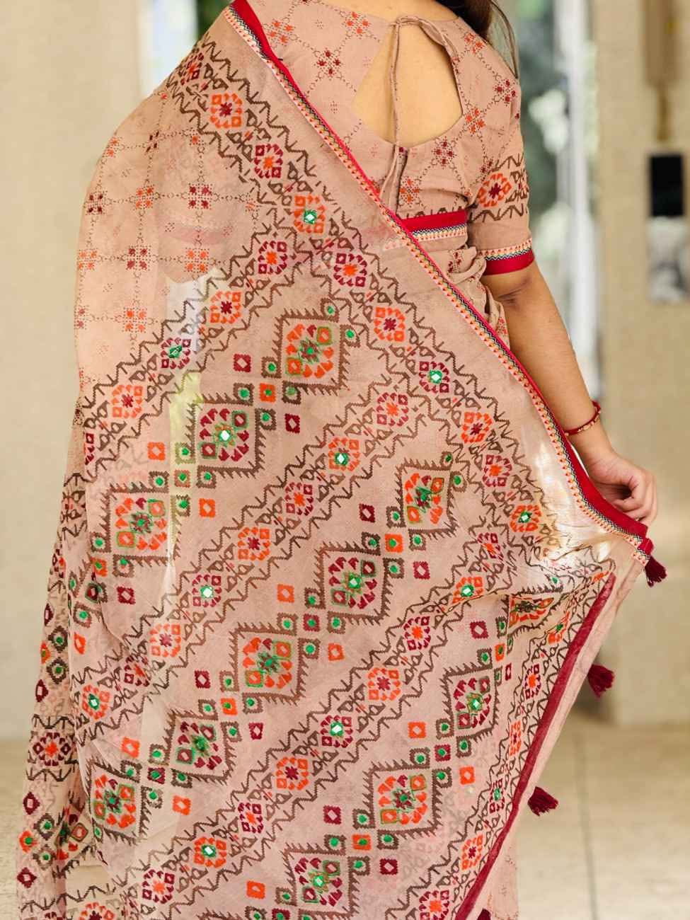 প্রিমিয়াম আড়ং সিল্ক স্কিন প্রিন্ট শাড়ি - Image 4